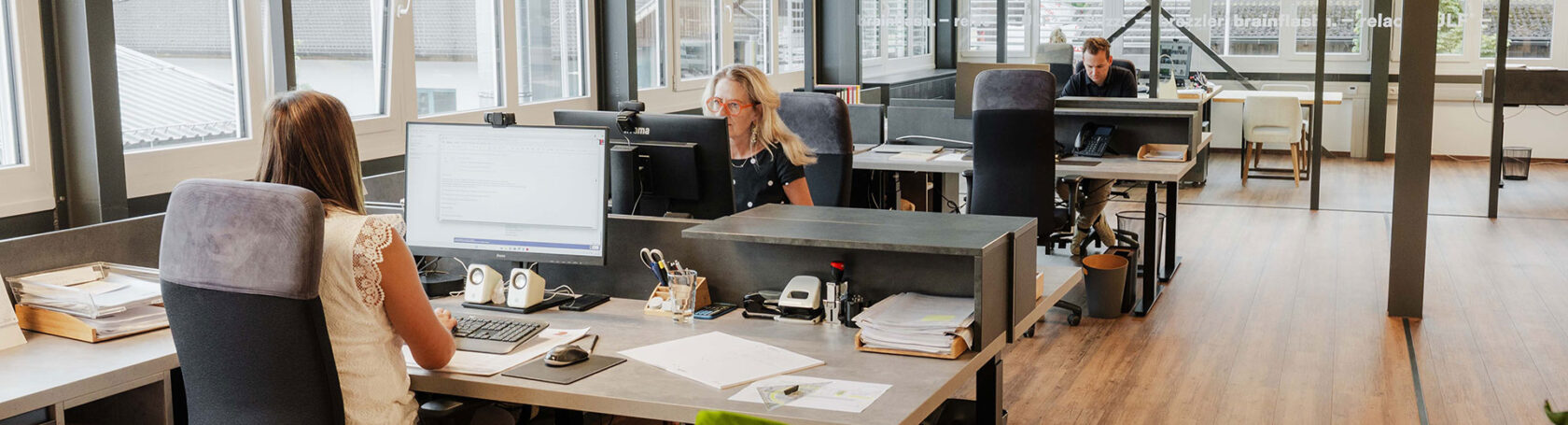 brainflash-Team bei der Arbeit im modernen Büro in Lienz – persönliche Ansprechpartner für Kunden und Geschäftspartner.